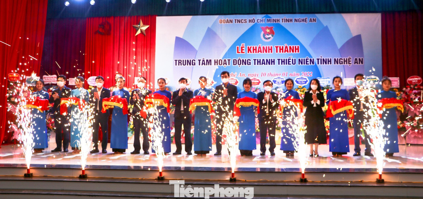 Các đại biểu cắt băng khánh thành Trung tâm hoạt động thanh thiếu niên tỉnh Nghệ An