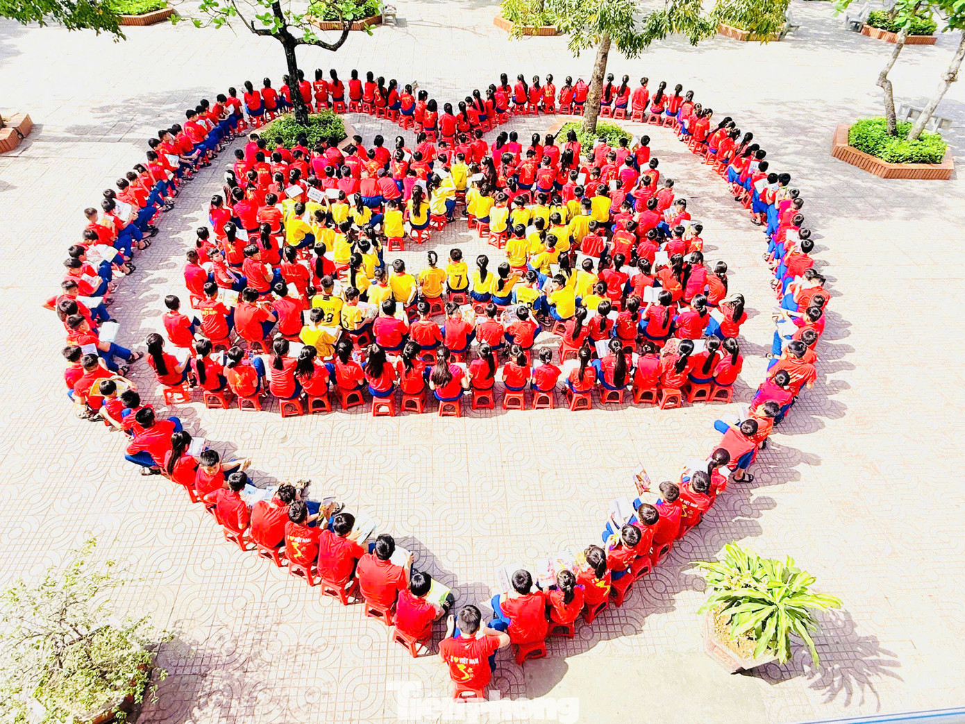 Hoạt động góp phần giáo dục lòng yêu nước và truyền thống cách mạng cho thế hệ trẻ.