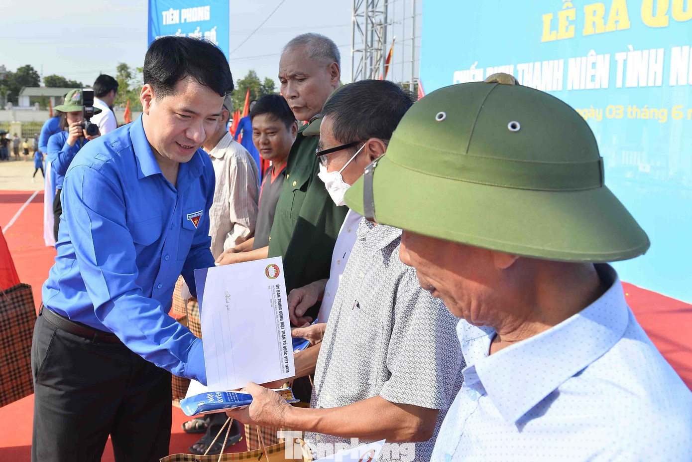 Tại Lễ ra quân, Ban Tổ chức đã dành tặng 20 suất quà cho các hộ gia đình có hoàn cảnh khó khăn trên địa bàn Thị xã Thái Hoà. Tặng 20 suất quà cho 20 em học sinh có hoàn cảnh khó khăn tại Thị xã Thái Hòa. Trong ảnh: Anh Ngô Văn Cương, Bí thư T.Ư Đoàn, Chủ nhiệm Ủy ban kiểm tra T.Ư Đoàn trao quà cho các hộ gia đình có hoàn cảnh khó khăn. Tại Lễ ra quân, Ban Tổ chức đã dành tặng 20 suất quà cho các hộ gia đình có hoàn cảnh khó khăn trên địa bàn Thị xã Thái Hoà. Tặng 20 suất quà cho 20 em học sinh có hoàn cảnh khó khăn tại Thị xã Thái Hòa. Trong ảnh: Anh Ngô Văn Cương, Bí thư T.Ư Đoàn, Chủ nhiệm Ủy ban kiểm tra T.Ư Đoàn trao quà cho các hộ gia đình có hoàn cảnh khó khăn.