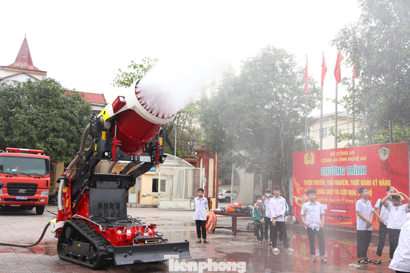 Robot sử dụng bộ điều khiển bằng tay vận hành trong bán kính 300m, đảm bảo an toàn cho lực lượng tham gia chữa cháy trong những vụ cháy phức tạp, tiềm ẩn nhiều nguy cơ.