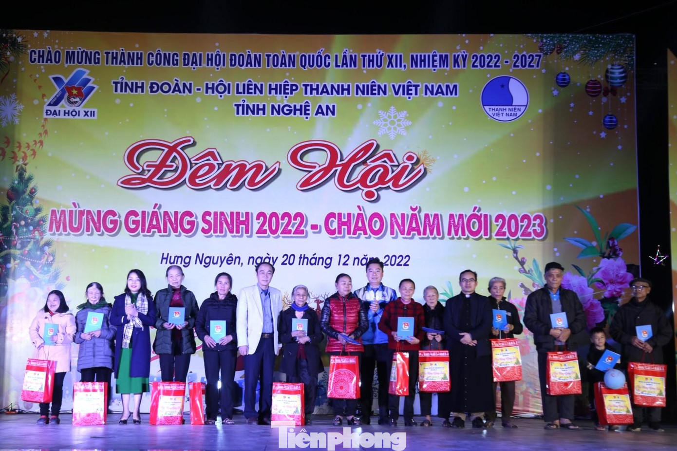 Với mong muốn mang đến một mùa Giáng Sinh ấm áp, ý nghĩa, an lành, Ban Thường vụ Tỉnh Đoàn – Ban Thư ký Hội LHTN tỉnh Nghệ An dành tặng 12 túi quà an sinh cho 12 hộ gia đình có hoàn cảnh khó khăn trên địa bàn xã Hưng Yên Bắc.