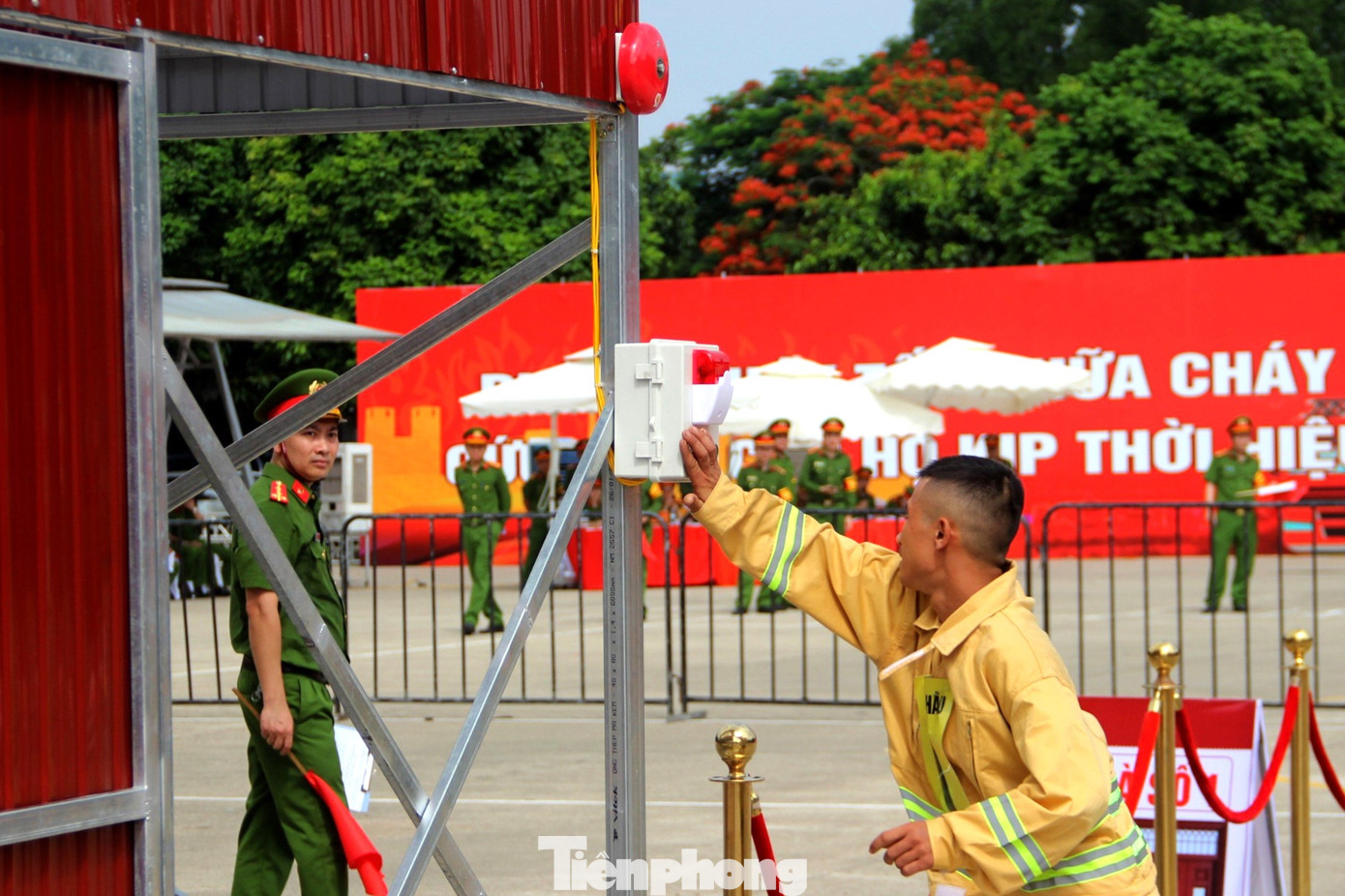Sau hiệu lệnh xuất phát, các thành viên nhanh chóng chạy đến vị trí chứa các dụng cụ chữa cháy, ấn chuông báo cháy, sử dụng kìm cộng lực phá khóa ngôi nhà đang cháy. Thời điểm xảy ra cháy, trong nhà có 2 nạn nhân. Nhiệm vụ của các đội là dập lửa, cứu người và tài sản.