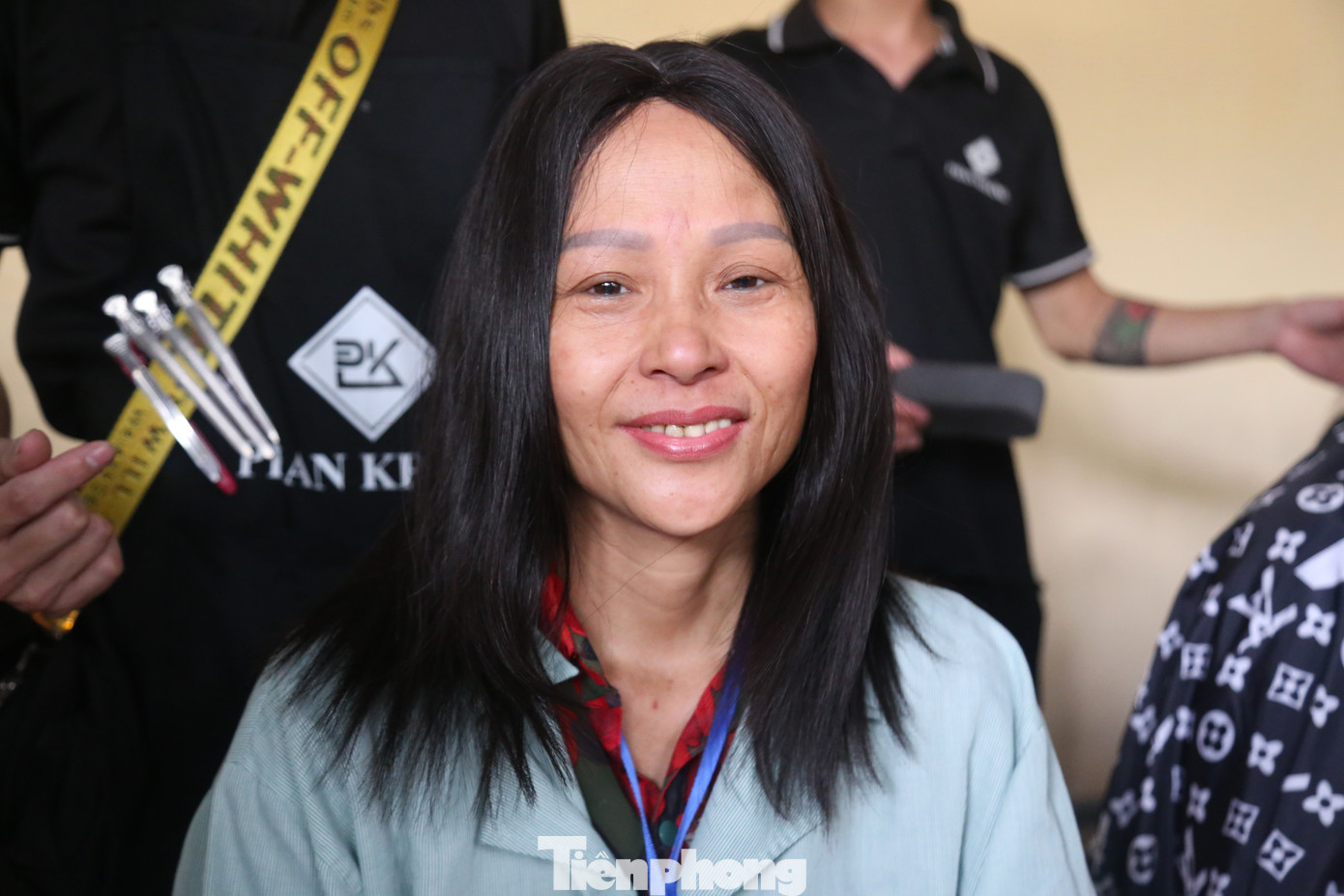 Đầu năm 2024, chị Nguyễn Thị Mỹ (46 tuổi, trú huyện Nghi Lộc, Nghệ An) phát hiện bị ung thư vú. Dù phát hiện bệnh giai đoạn đầu và chỉ mới hóa trị vài đợt, mái tóc đen dài của người phụ nữ đã rụng hết. “Trước đây, tóc tôi dài đẹp lắm, nhưng do bệnh nên đã rụng sạch. Từ ngày không còn tóc, tôi đội mũ, trùm khăn cả ngày vì mặc cảm. Đối với tôi, bộ tóc được tặng hôm nay thật sự có ý nghĩa lớn”, chị Mỹ rưng rưng.