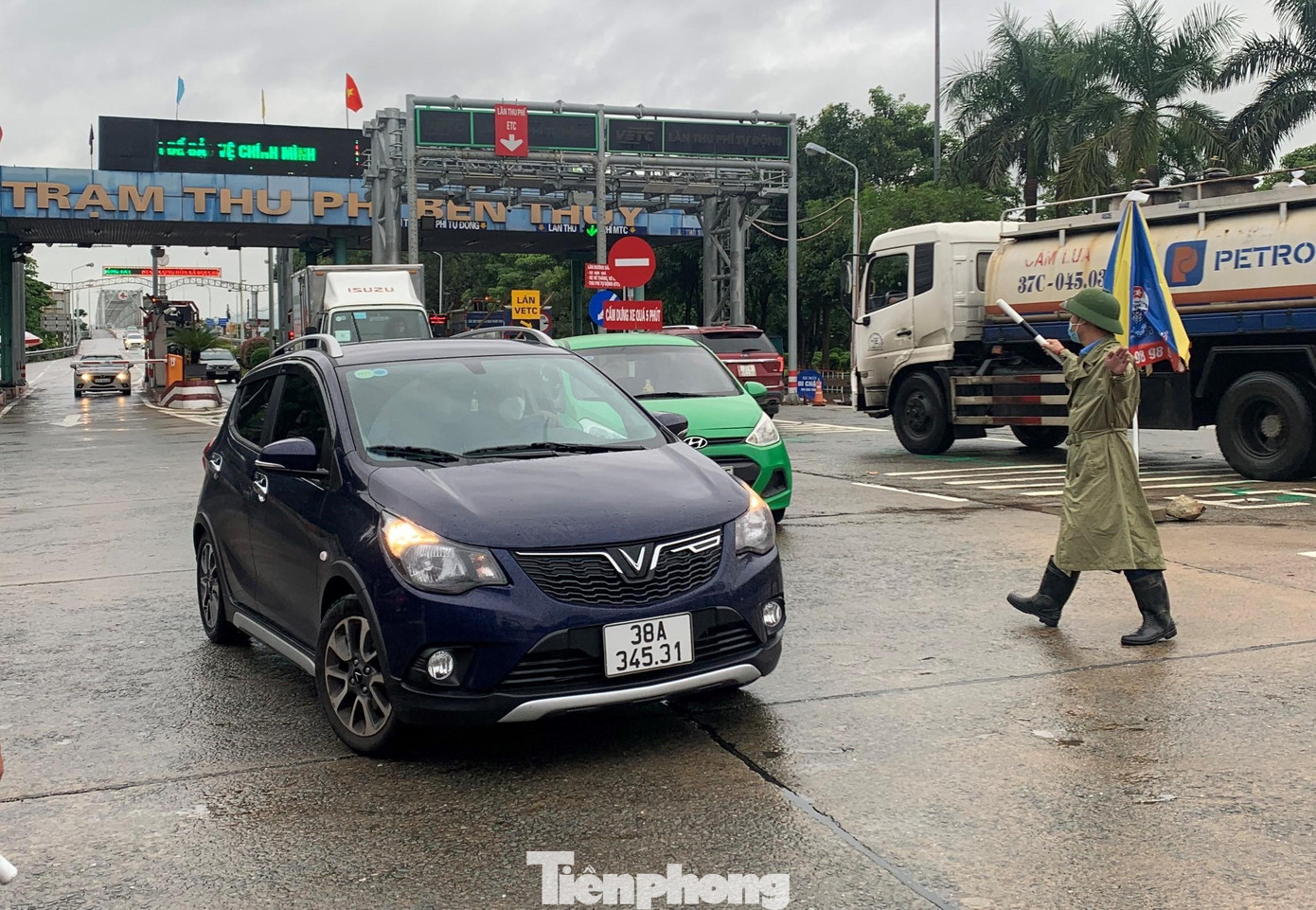 CSGT phân luồng xe máy, ô tô để đảm bảo an toàn cho người dân.