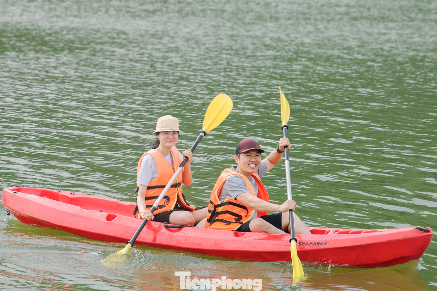 Nhiều bạn trẻ thích thú trải nghiệm chèo kayak, đạp vịt quanh hồ. “Đây là lần đầu tiên mình trải nghiệm chèo kayak, khá thú vị. Năm nay, mình không đi chơi xa mà chọn một số điểm du lịch trong tỉnh để trải nghiệm”, chị Hoàng Minh Anh (29 tuổi, trú TP Vinh, Nghệ An) chia sẻ.