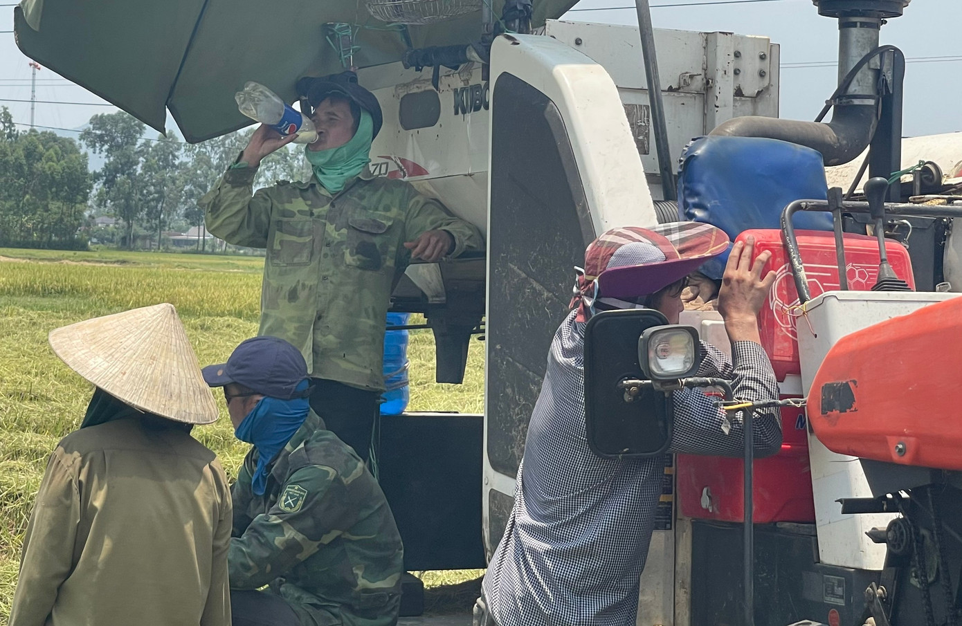 Do thời tiết quá nắng nóng, nông dân liên tục phải “tiếp nước” và nghỉ ngơi để tránh bị say nắng.