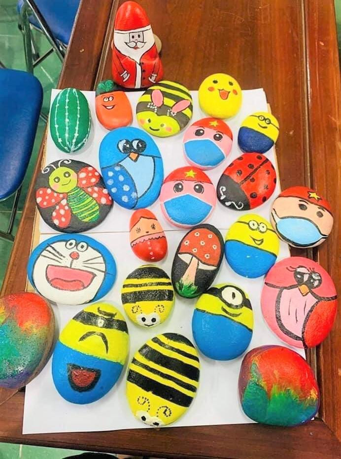 Từ những hòn đá vô tri vô giác, qua bàn tay của các bạn trẻ đã trở thành những tác phẩm nghệ thuật đặc sắc.