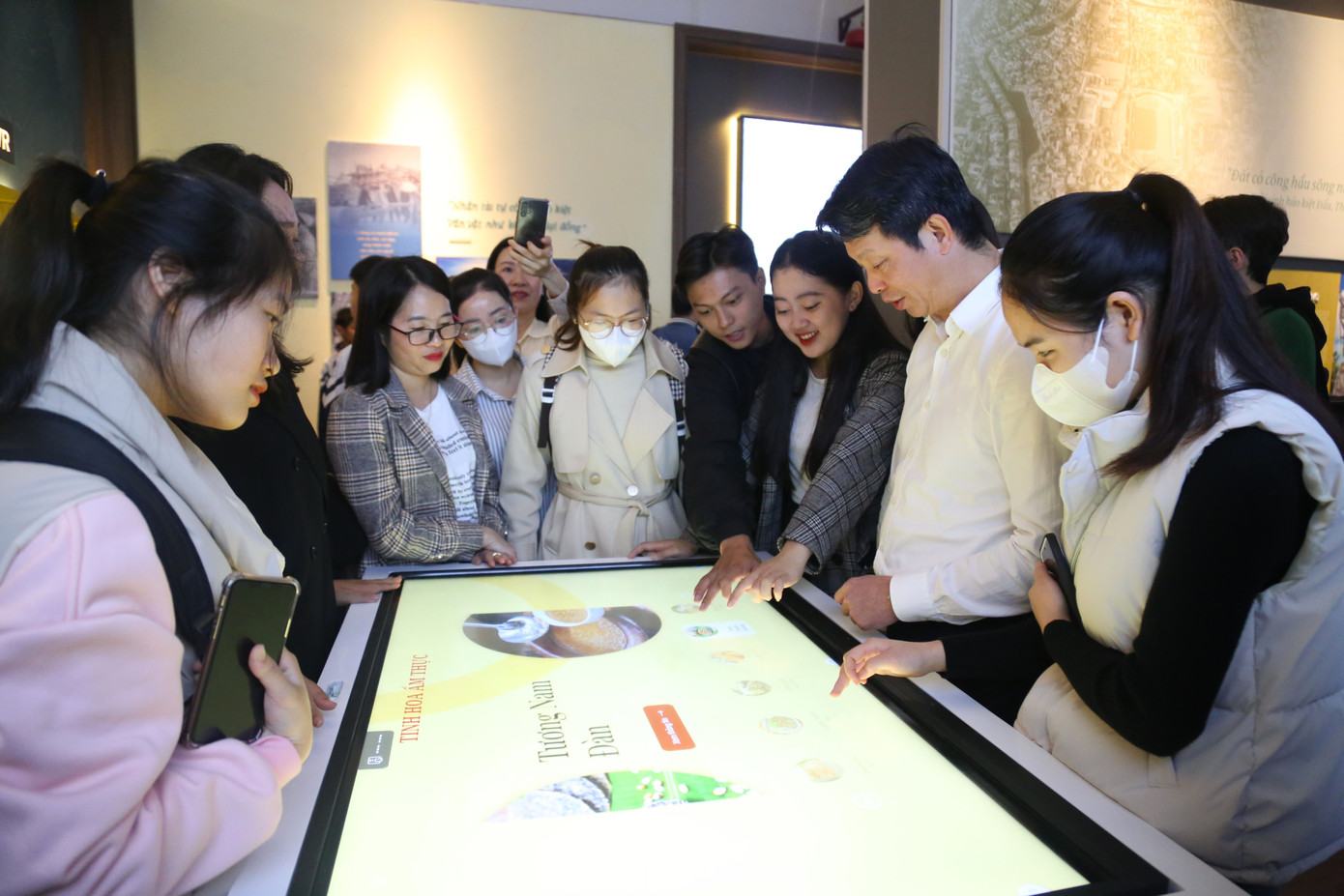 Tại đây, mọi người sẽ tham quan, trải nghiệm không gian trưng bày công nghệ số “Đất và người Nghệ An” với phần mềm trình chiếu, tương tác hỏi đáp ứng dụng công nghệ thông minh nhân tạo AI, phần mềm Timeline điện tử; trang thiết bị công nghệ 3D, 3D mapping; Thiết bị Kiosk tra cứu thông tin tương tác đa điểm; số hóa 3D các hiện vật...