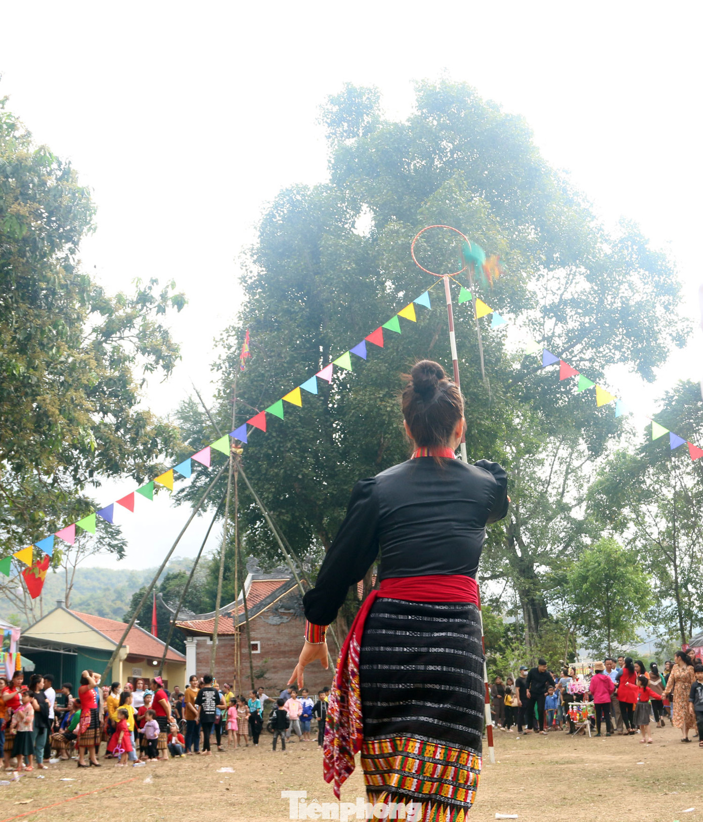 Trò chơi ném còn cũng không kém phần hấp dẫn.