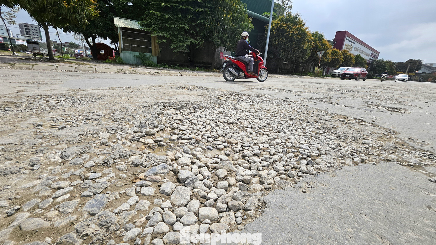 Con đường này có lưu lượng xe lưu thông lớn mỗi ngày. Tuy nhiên lòng đường “nát như tương”, gây mất an toàn giao thông và mỹ quan đô thị.