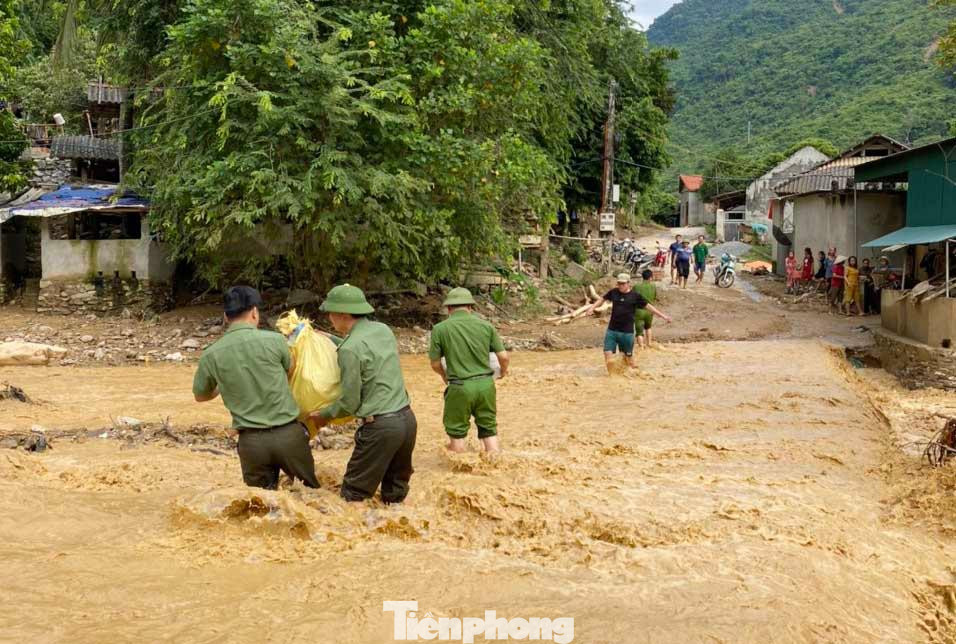 Băng qua nước lũ mang thực phẩm tiếp sức người dân vùng lũ