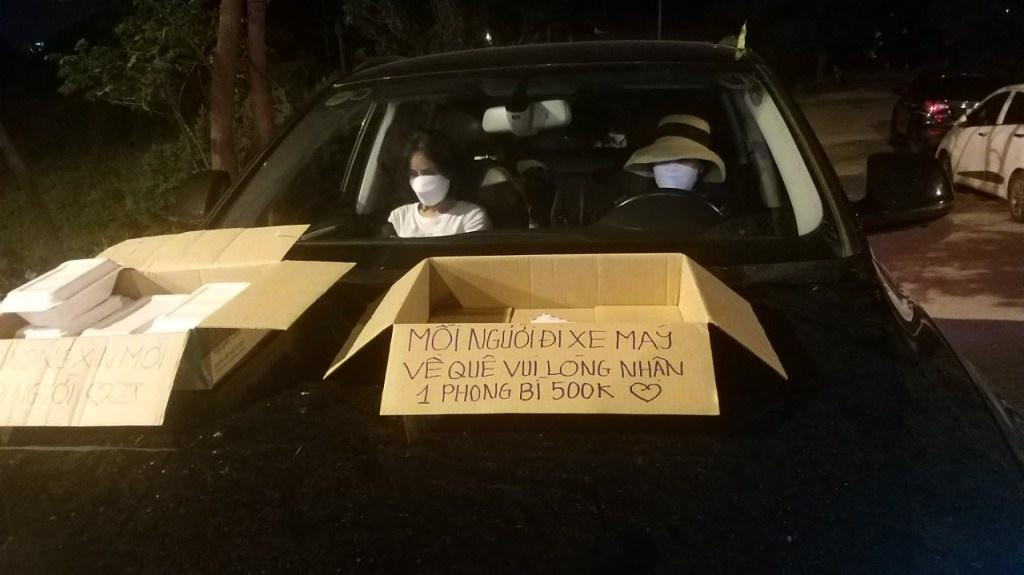 23 giờ đêm, chị Hiền vẫn ngồi chờ ở chốt để giúp đỡ người dân chạy xe máy từ các tỉnh thành phía Nam về quê