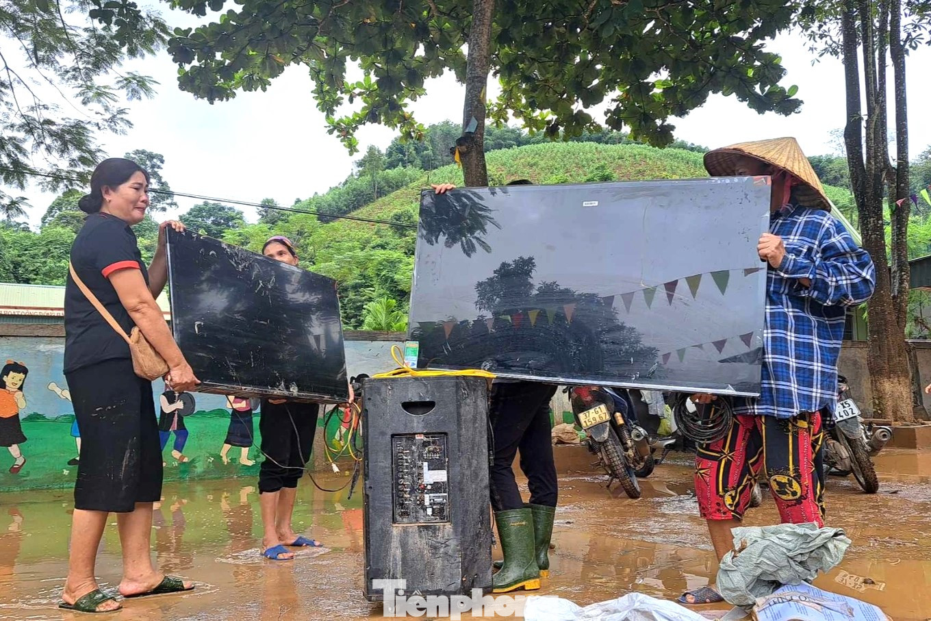 Cô Trần Thị Hằng - Hiệu trưởng Trường Tiểu học Châu Thắng cho biết, do nằm ở vùng trũng thấp nên những ngày qua, mưa lớn từ thượng nguồn đổ về đã làm ngập toàn bộ điểm trường, có nơi nước dâng tận nóc nhà. Lũ đã nhấn chìm 11 phòng học, làm hư hỏng toàn bộ đồ dùng học tập, sách giáo khoa, tivi, máy tính của trường...