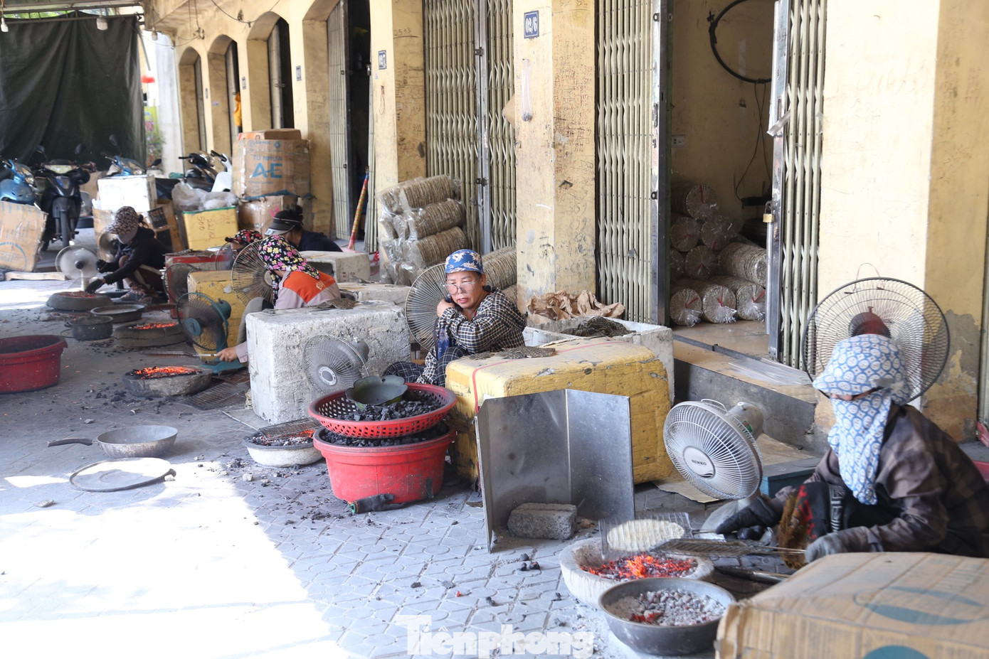 Để kịp hàng giao cho khách, hàng chục phụ nữ phải túc trực bên những nồi than đỏ rực cả ngày để nướng bánh.