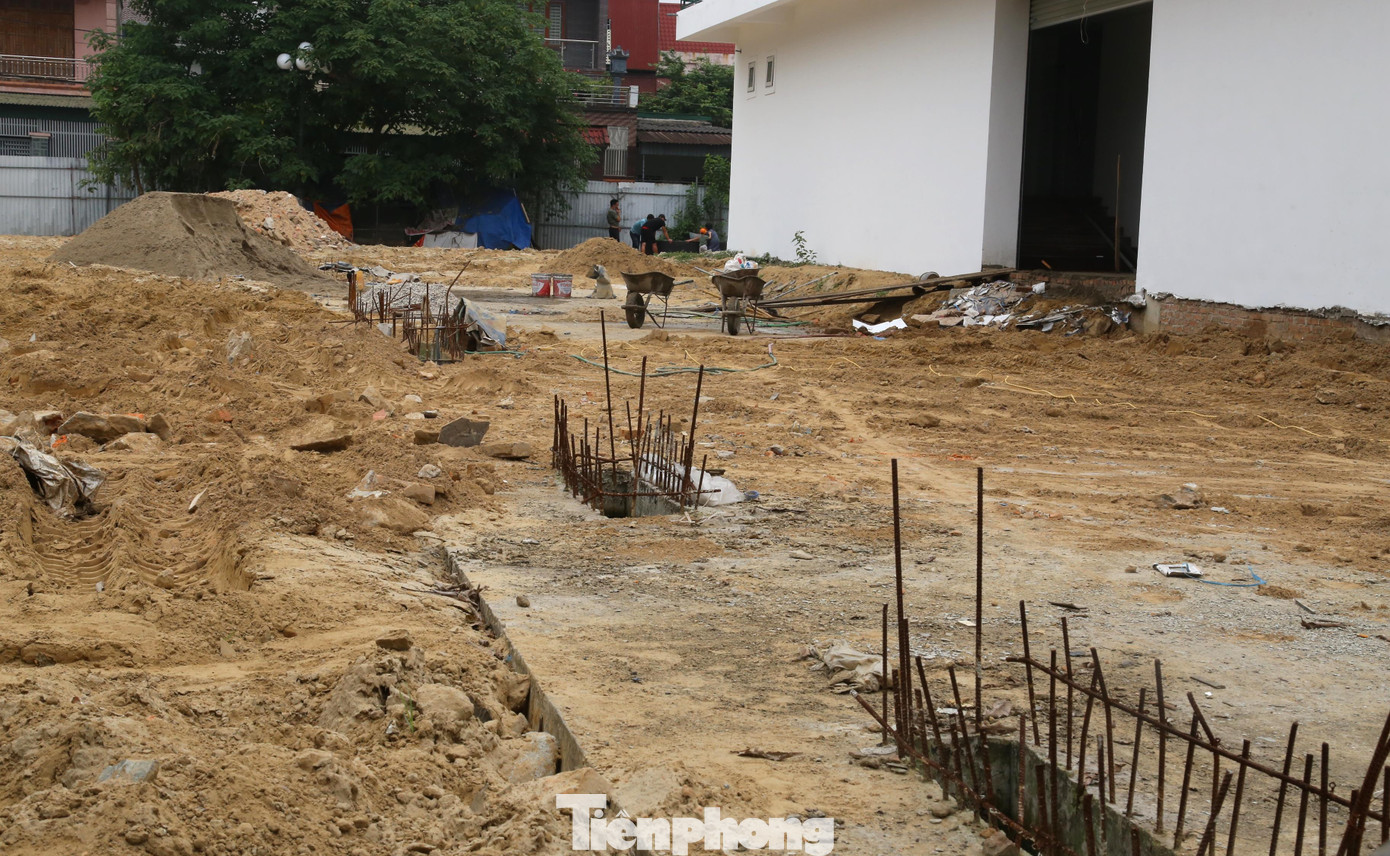 Sau gần 7 năm thi công, công trình vẫn chưa thể hoàn thành và đưa vào sử dụng, một số hạng mục đã thực hiện có dấu hiệu xuống cấp, hư hỏng.