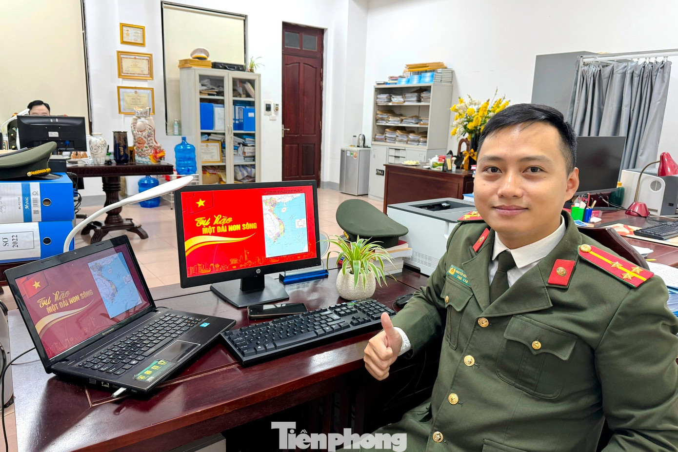 Bản đồ Việt Nam được đặt làm hình nền trên máy tính bàn làm việc của cán bộ, chiến sĩ công an.