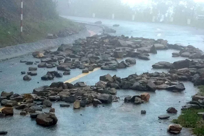 QL48 bị sạt lở, giao thông chia cắt QL48 bị sạt lở, giao thông chia cắt