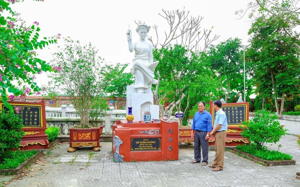 Tượng nữ sĩ Hồ Xuân Hương trong khuôn viên nhà thờ họ Hồ ở xã Quỳnh Đôi, huyện Quỳnh Lưu, Nghệ An. Ảnh: Đình Tuyên. Tượng nữ sĩ Hồ Xuân Hương trong khuôn viên nhà thờ họ Hồ ở xã Quỳnh Đôi, huyện Quỳnh Lưu, Nghệ An. Ảnh: Đình Tuyên.