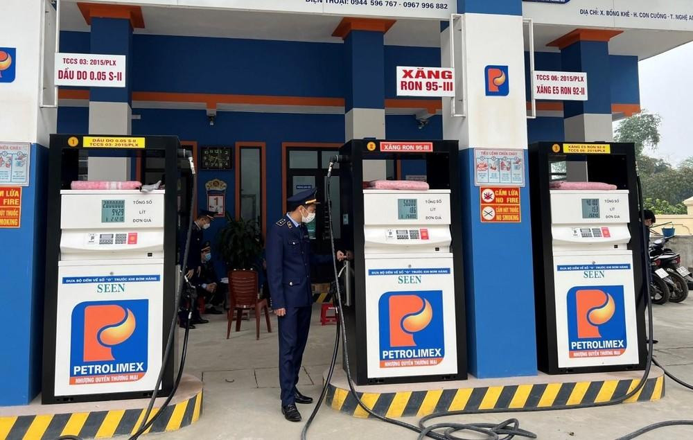 Cửa hàng xăng dầu đã bị xử phạt do nhập dầu ngoài hệ thống phân phối Cửa hàng xăng dầu đã bị xử phạt do nhập dầu ngoài hệ thống phân phối