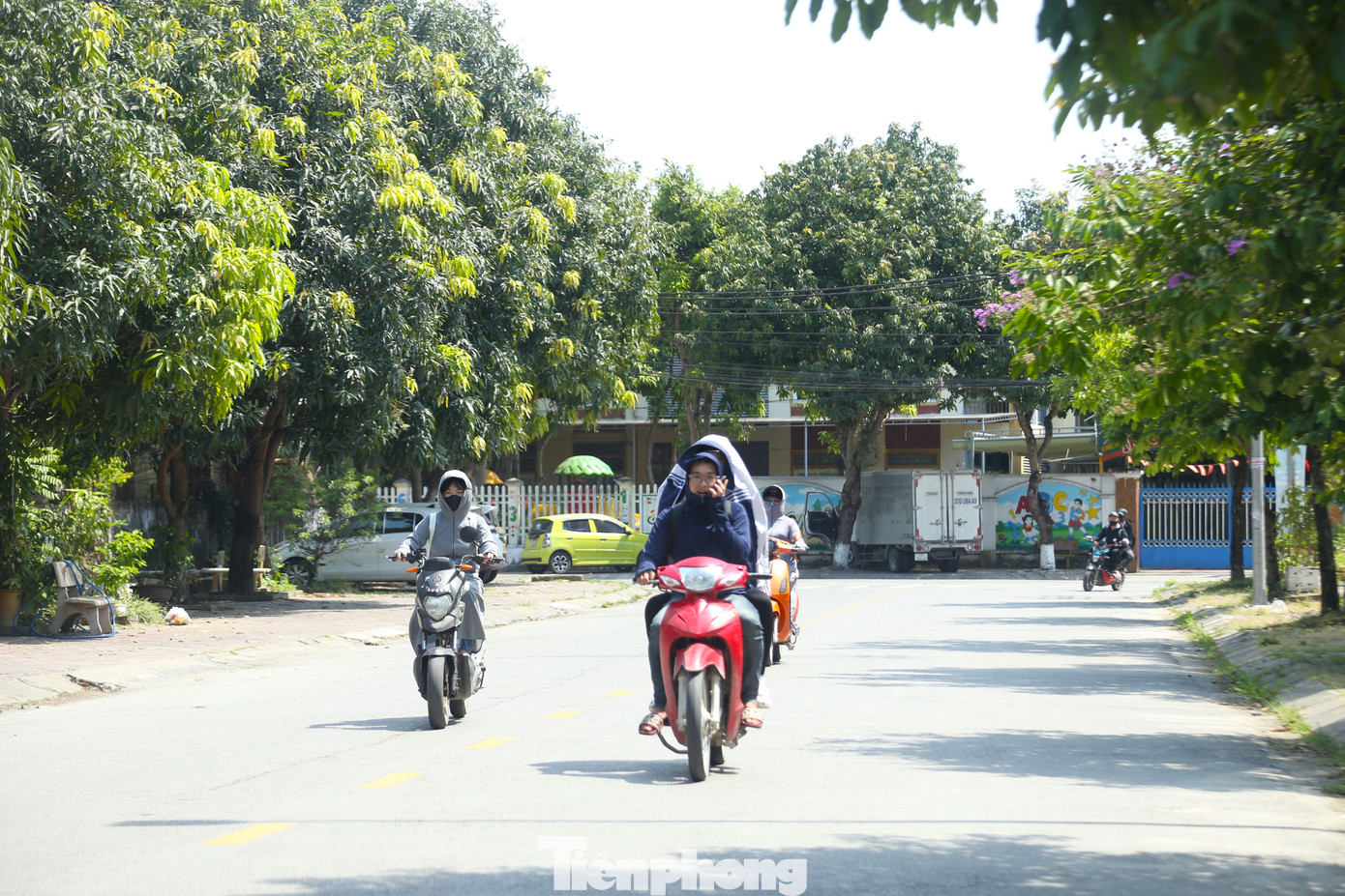 Những ngày này, chưa tới 8 giờ sáng, mặt đường ở thành phố Vinh, Nghệ An đã bóng loáng. Người dân ra đường đều trang bị mũ, nón, khẩu trang, găng tay kín mít. Khoảng 10 giờ, nhiệt độ được ghi nhận ở mức từ 36 - 37 độ C. Nền nhiệt này duy trì và kéo dài đến khoảng hơn 15 giờ.