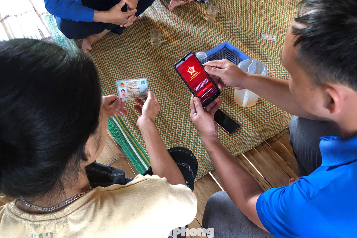 Phát huy vai trò xung kích, tình nguyện, hưởng ứng đợt thi đua cao điểm “phủ xanh” tài khoản định danh điện tử, đoàn viên thanh niên đã tăng cường tuyên truyền về tính năng, tiện ích và đẩy mạnh các hoạt động hướng dẫn, hỗ trợ người dân cài đặt, kích hoạt tài khoản định danh điện tử trên ứng dụng VNeID.
