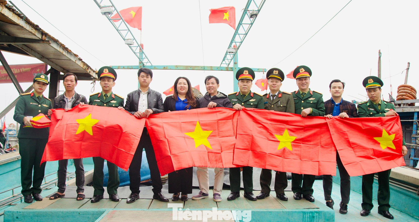 Tặng 600 lá cờ Tổ quốc cho ngư dân và thanh niên xã Quỳnh Phương, thị xã Hoàng Mai vươn khơi bám biển. Tặng 600 lá cờ Tổ quốc cho ngư dân và thanh niên xã Quỳnh Phương, thị xã Hoàng Mai vươn khơi bám biển.