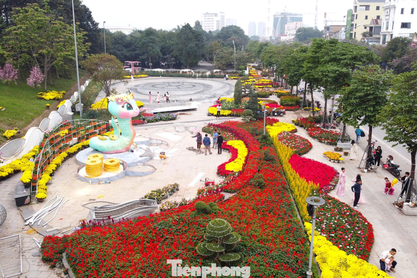 Linh vật rắn tại vườn hoa nghệ thuật sẽ là điểm nhấn trong cảnh trí Tết tại thành phố Vinh, góp phần phát triển du lịch, phục vụ người dân và du khách vui Tết, đón Xuân.