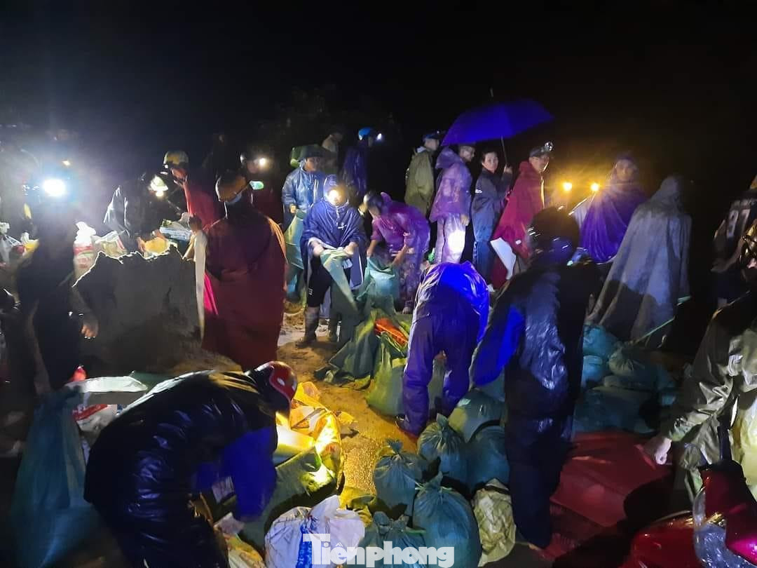 Đặc biệt, tại xóm 4 xã Quỳnh Tam, huyện Quỳnh Lưu, mưa to, gió lớn do hoàn lưu bão số 4 đã khiến một đoạn đê đập Hóc Côi có nguy cơ bị vỡ. Hàng trăm người dân cùng lực lượng chức năng đã phải tập trung vật lực, phương tiện nhằm gia cố thân đập, tránh sự cố đáng tiếc. Đặc biệt, tại xóm 4 xã Quỳnh Tam, huyện Quỳnh Lưu, mưa to, gió lớn do hoàn lưu bão số 4 đã khiến một đoạn đê đập Hóc Côi có nguy cơ bị vỡ. Hàng trăm người dân cùng lực lượng chức năng đã phải tập trung vật lực, phương tiện nhằm gia cố thân đập, tránh sự cố đáng tiếc.