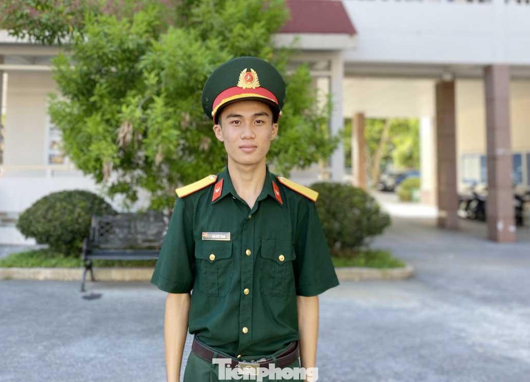 Cao Viết Toàn, sinh viên năm 3 lớp 61A, Phó Bí thư liên c hi đoàn Trung tâm Giáo dục Quốc phòng và An ninh Trường Đại học Vinh Cao Viết Toàn, sinh viên năm 3 lớp 61A, Phó Bí thư liên c hi đoàn Trung tâm Giáo dục Quốc phòng và An ninh Trường Đại học Vinh