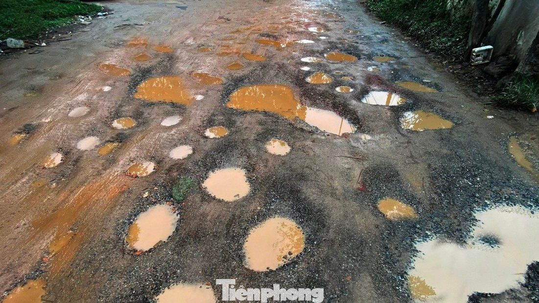 Sau những cơn mưa, mặt đường chi chít ổ gà khiến phương tiện lưu thông khó khăn, tiềm ẩn nguy cơ tai nạn giao thông.