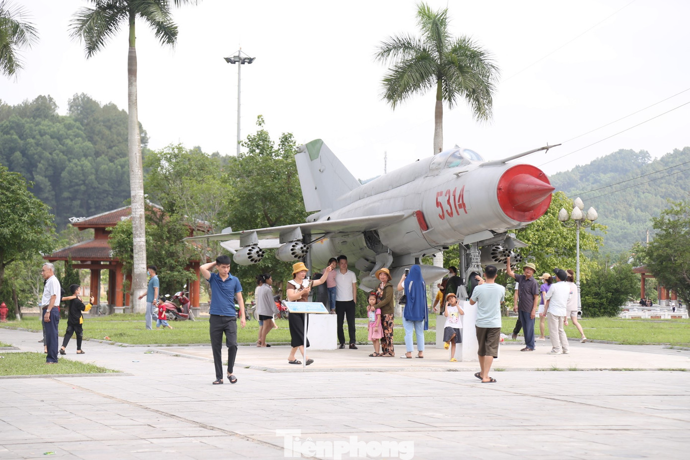 Được nghỉ lễ, nhiều em nhỏ được bố mẹ cho về thăm 'tọa độ lửa' Truông Bồn. Được nghỉ lễ, nhiều em nhỏ được bố mẹ cho về thăm 'tọa độ lửa' Truông Bồn.
