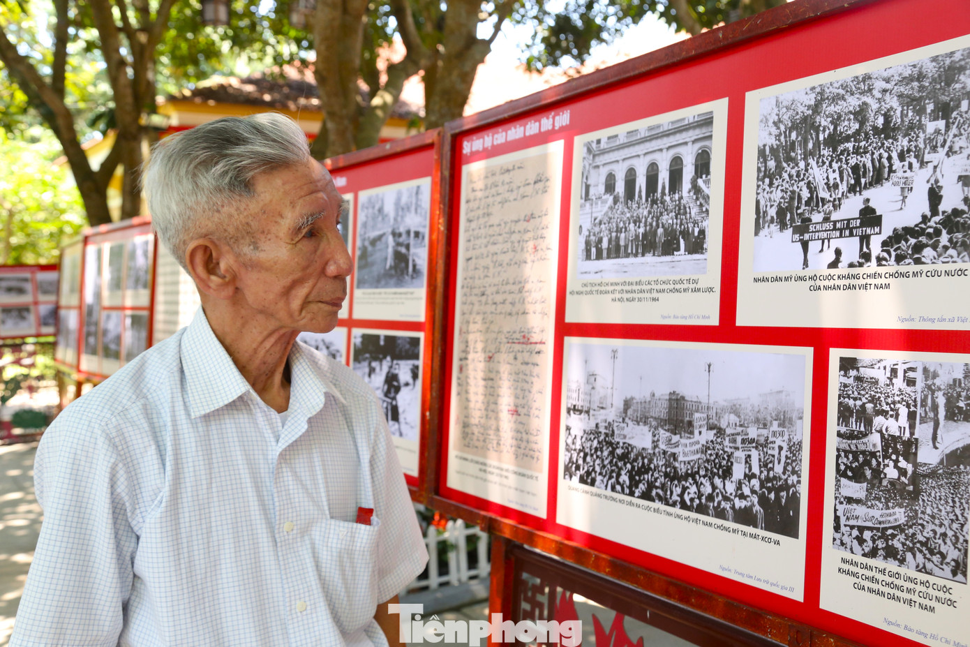 Ông Chu Đức Hào (84 tuổi, trú thành phố Vinh, Nghệ An) đã nhiều lần về thăm quê Bác. Lần nào cảm xúc cũng bâng khuâng, xúc động. “Về quê Bác lại thêm yêu kính Bác. Chính lối sống giản dị, tấm lòng thanh bạch, một lòng vì dân, vì nước đã góp phần làm nên một con người vĩ đại”, ông Hào chia sẻ.