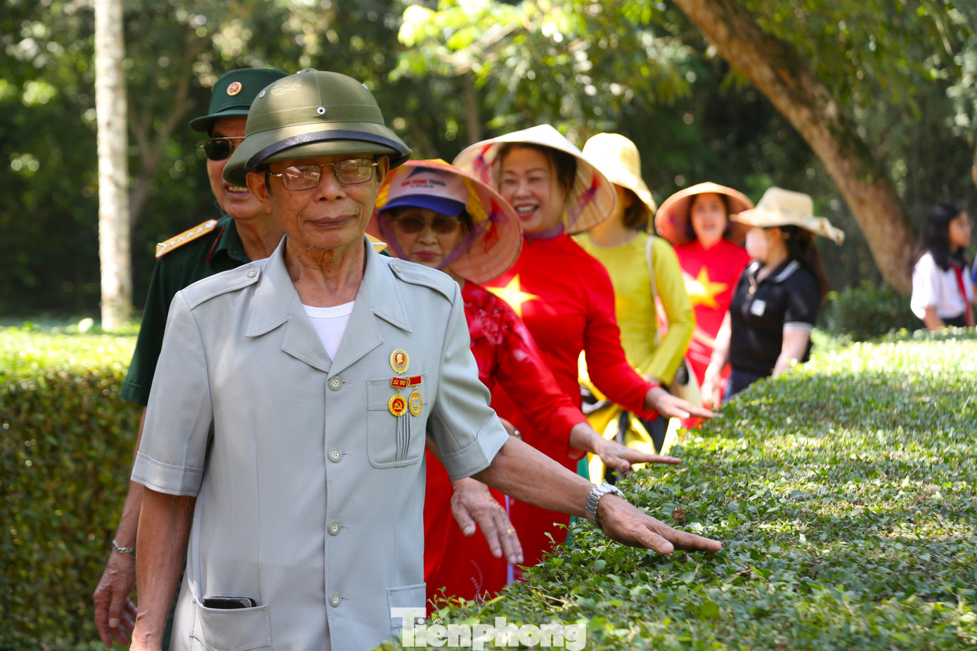 Du khách khắp mọi miền đất nước về thăm quê Bác với trang phục đặc biệt là chiếc áo đỏ sao vàng.