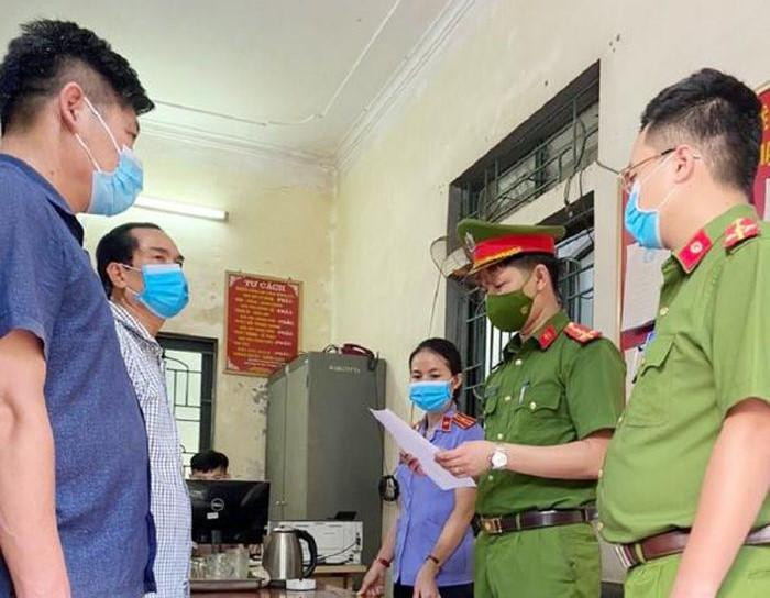 Tống đạt quyết định khởi tố đối với các bị can Nguyễn Bỉnh Khảng, Hoàng Văn Chắt (áo sọc trắng). Tống đạt quyết định khởi tố đối với các bị can Nguyễn Bỉnh Khảng, Hoàng Văn Chắt (áo sọc trắng).