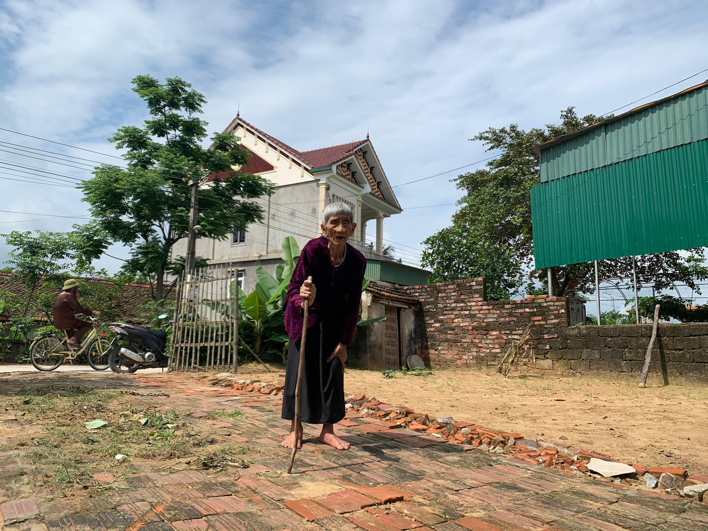 Cụ Chinh có thể tự đi lại, sinh hoạt cá nhân mà không cần con cháu giúp đỡ.