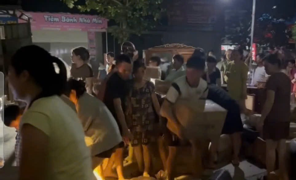 Người dân hỗ trợ gia đình bị cháy vận chuyển hàng hóa trong đêm