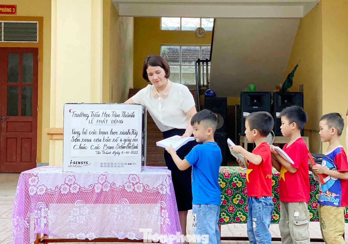 Chị Trần Thị Thoa – Bí thư Đoàn xã Tân Thành cho biết, ngoài quyên góp ủng hộ vở viết cho học sinh vùng lũ Kỳ Sơn, vừa qua, Hội Liên hiệp thanh niên xã cùng Câu lạc bộ thanh niên phát triển kinh tế xã Tân Thành đã tổ chức giao lưu bóng đá quyên góp được số tiền hơn 14 triệu đồng nhằm ủng hộ người dân Kỳ Sơn.