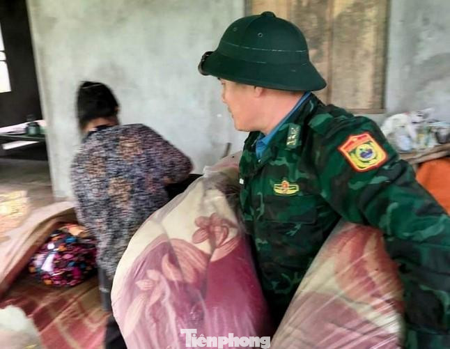 Lực lượng biên phòng Nghệ An giúp dân di dời đồ đạc