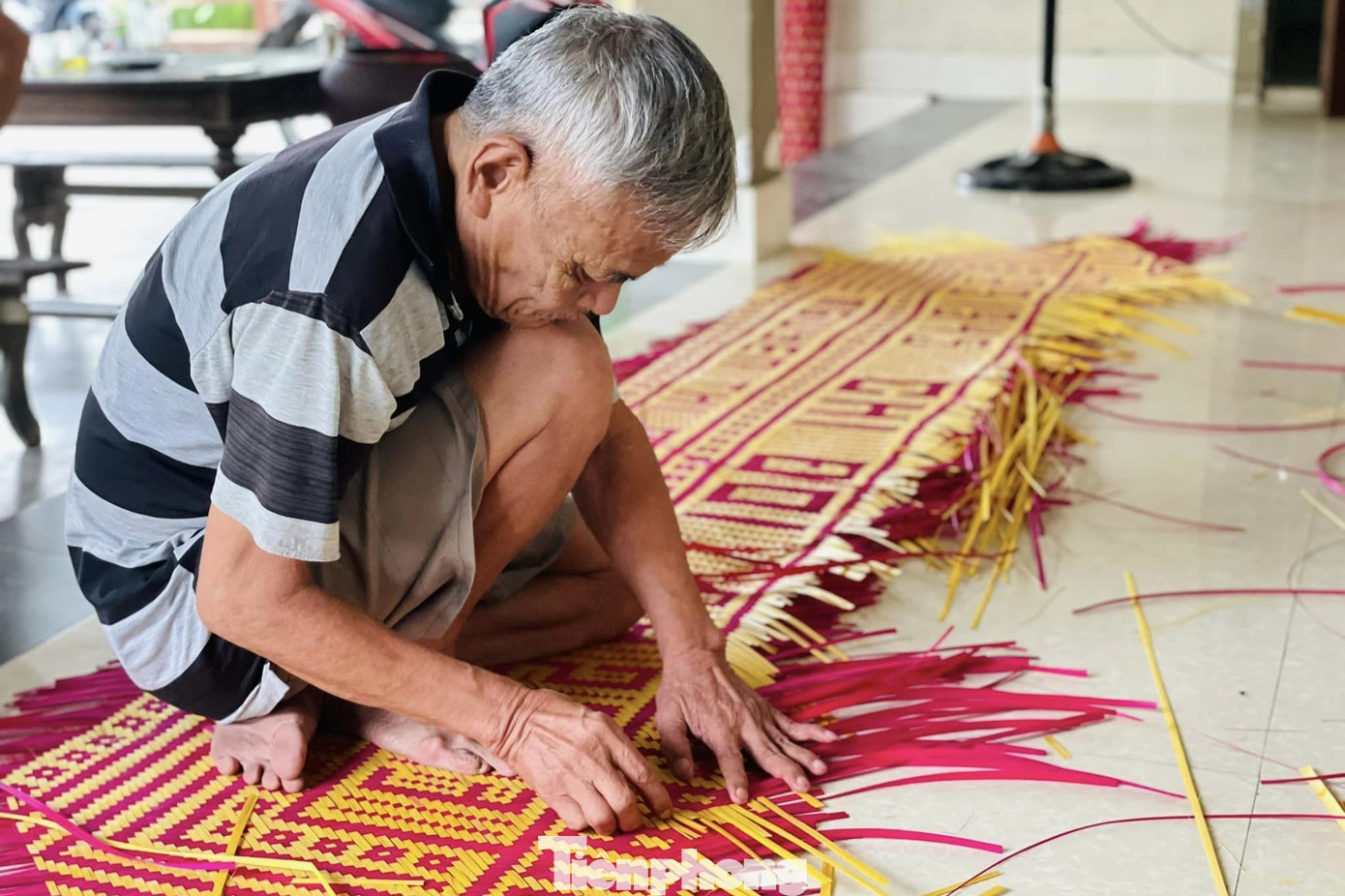 Nghệ nhân Nguyễn Văn Thường (làng nghề mây tre đan Thái Lộc) dùng nan mây nhuộm màu để hoàn thành phần trang trí cổng trại. Dòng chữ "Tự hào tiếp bước, 2/9/1945-2/9/2023" được tạo ra thông qua kỹ thuật đan và cách phối màu của các nan mây.