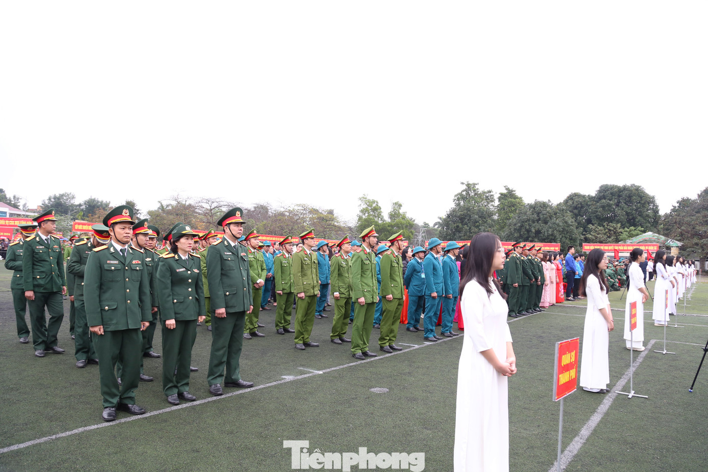 Sáng 26/2, 21 huyện, thành phố, thị xã trên địa bàn tỉnh Nghệ An đồng loạt tổ chức lễ giao, nhận quân năm 2024. Năm nay, tỉnh Nghệ An được Chính phủ, Bộ Quốc phòng giao gọi hơn 3.250 công dân nhập ngũ vào Quân đội, giao cho 13 đơn vị nhận quân (9 đơn vị của Bộ Quốc phòng và 4 đơn vị của Quân khu 4). Sáng 26/2, 21 huyện, thành phố, thị xã trên địa bàn tỉnh Nghệ An đồng loạt tổ chức lễ giao, nhận quân năm 2024. Năm nay, tỉnh Nghệ An được Chính phủ, Bộ Quốc phòng giao gọi hơn 3.250 công dân nhập ngũ vào Quân đội, giao cho 13 đơn vị nhận quân (9 đơn vị của Bộ Quốc phòng và 4 đơn vị của Quân khu 4).