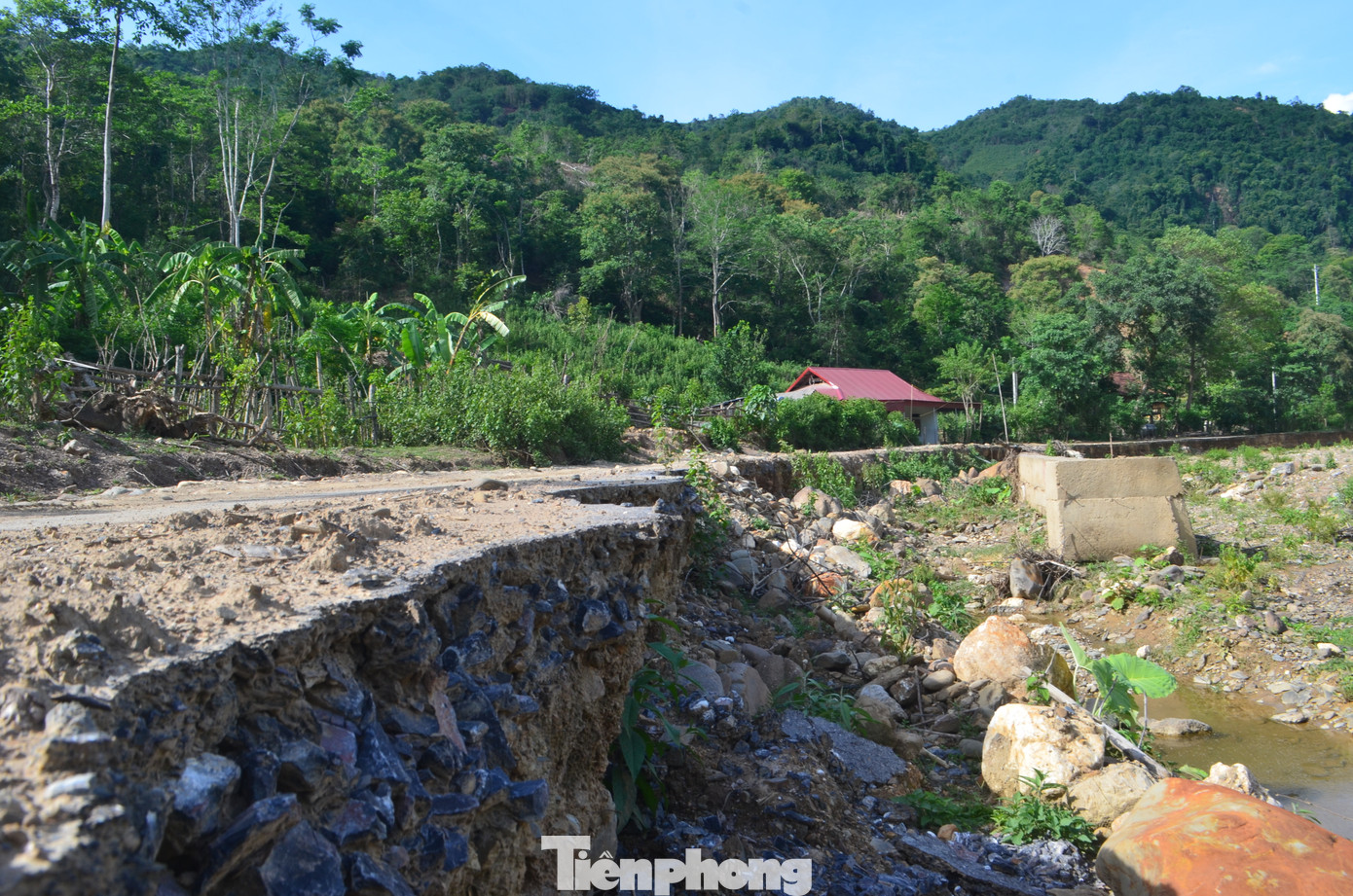 Ghi nhận của PV, tuyến đường có nhiều đoạn bị sạt lở hơn 50% mặt đường. Nhiều đoạn xuống cấp nhấp nhô những ụ đất đá, vết lốp xe tạo thành luống, nhiều đoạn lầy lội khiến việc di chuyển gặp khó khăn.