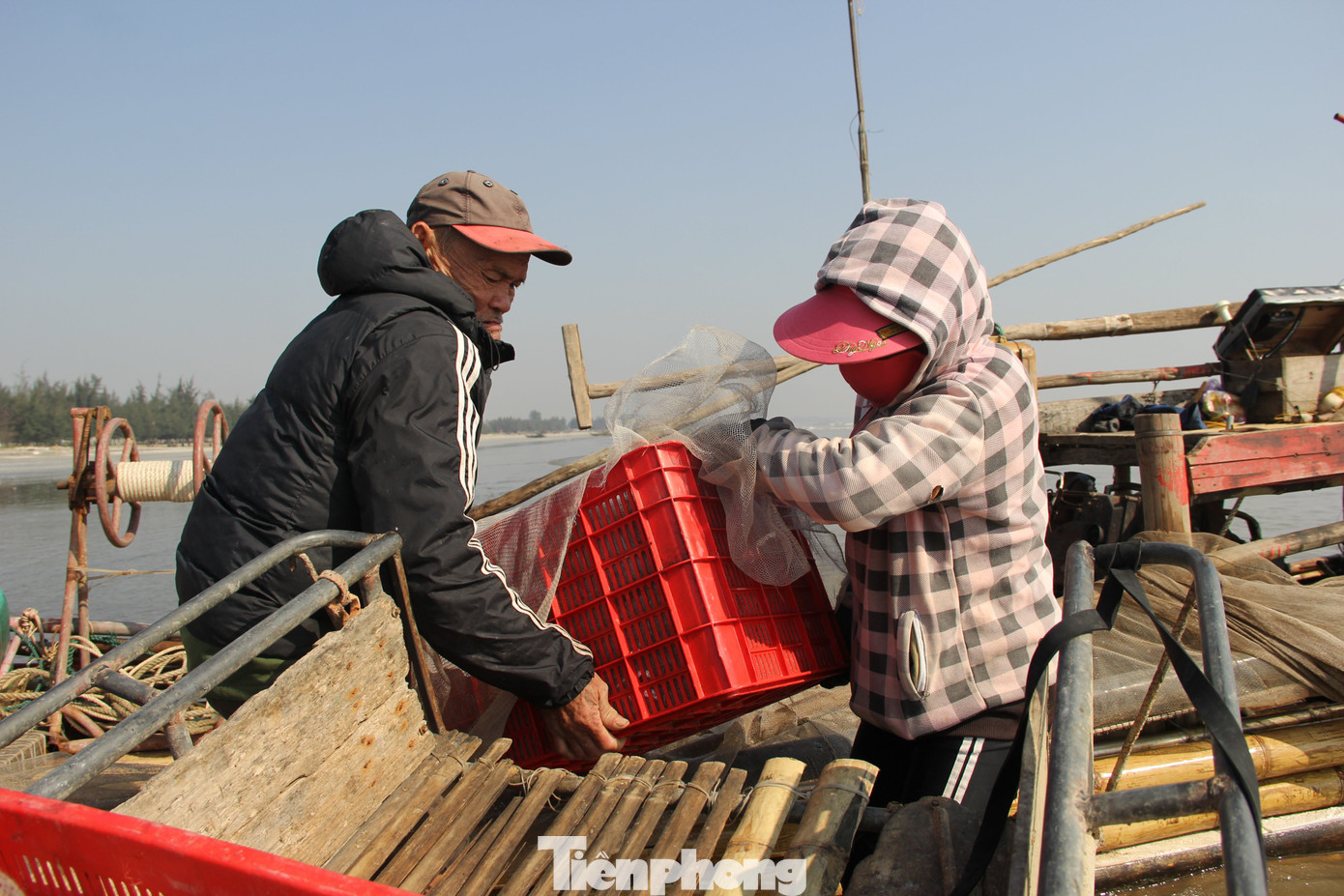 Cập bờ sau chuyến đánh bắt ngắn, ngư dân Chu Phú (SN 1964, trú xóm Thái Thịnh, xã Diễn Kim) cho biết, chuyến này, bè mảng của ông thu về hơn 1 tạ ruốc tươi. Nghỉ ngơi một lát, người đàn ông này tiếp tục quay chiếc bè mảng để ra khơi, đánh bắt chuyến thứ hai trong ngày.