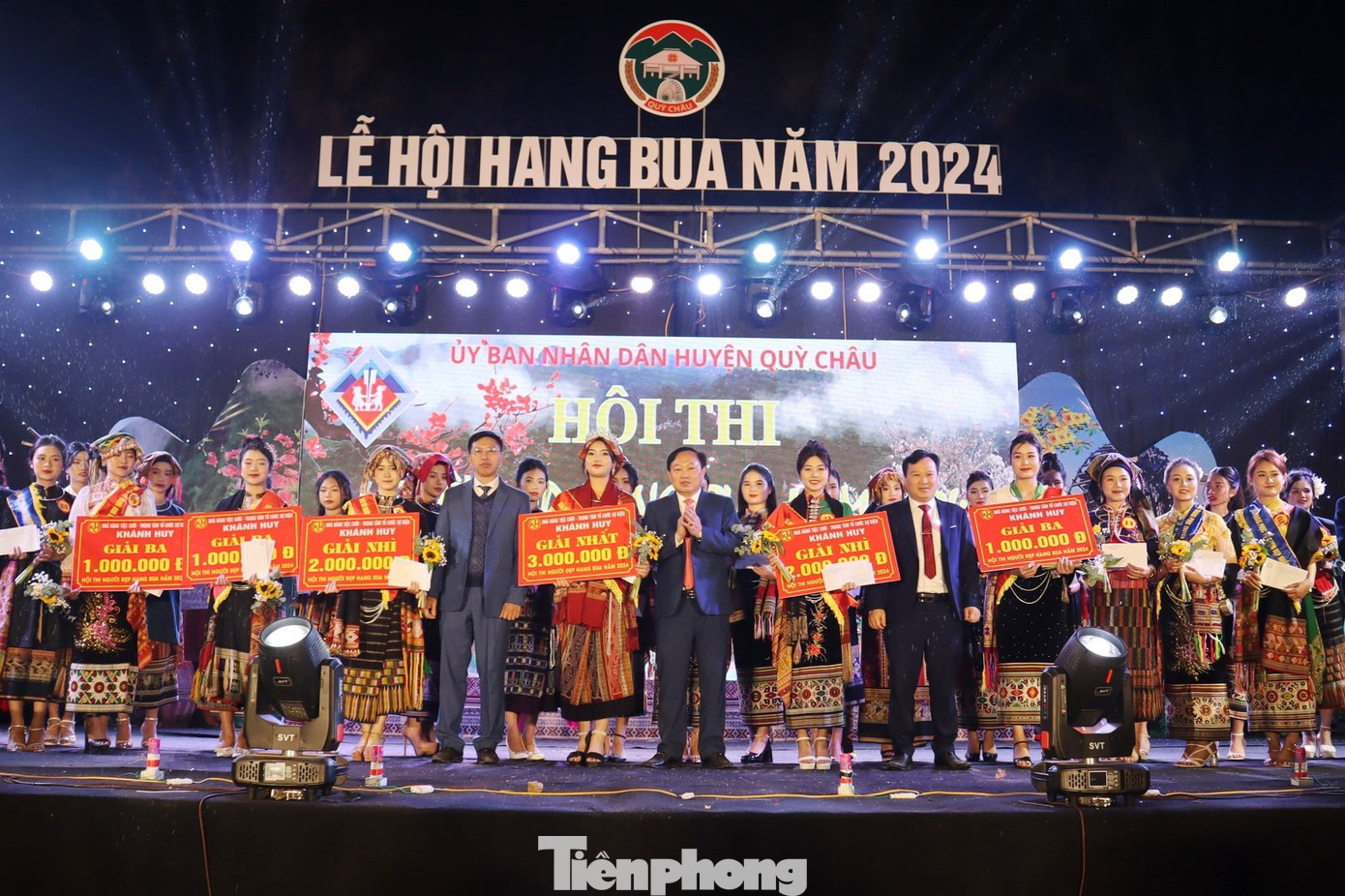 Ban tổ chức trao giải cho các người đẹp.
