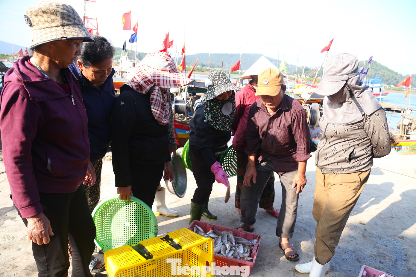 Ngoài ghẹ, bà con còn mua bán, trao đổi các loại cá, tôm khác.