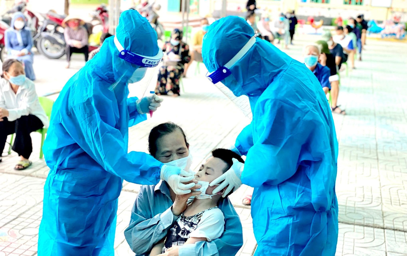 Lấy mẫu xét nghiệm diện rộng cho người dân ở huyện Quỳnh Lưu, Nghệ An Lấy mẫu xét nghiệm diện rộng cho người dân ở huyện Quỳnh Lưu, Nghệ An