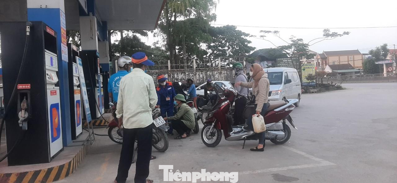 Hình ảnh ghi nhận tại một cửa hàng xăng dầu nằm bên cạnh quốc lộ 1A ở xã Diễn Hồng (huyện Diễn Châu, Nghệ An). Hình ảnh ghi nhận tại một cửa hàng xăng dầu nằm bên cạnh quốc lộ 1A ở xã Diễn Hồng (huyện Diễn Châu, Nghệ An).