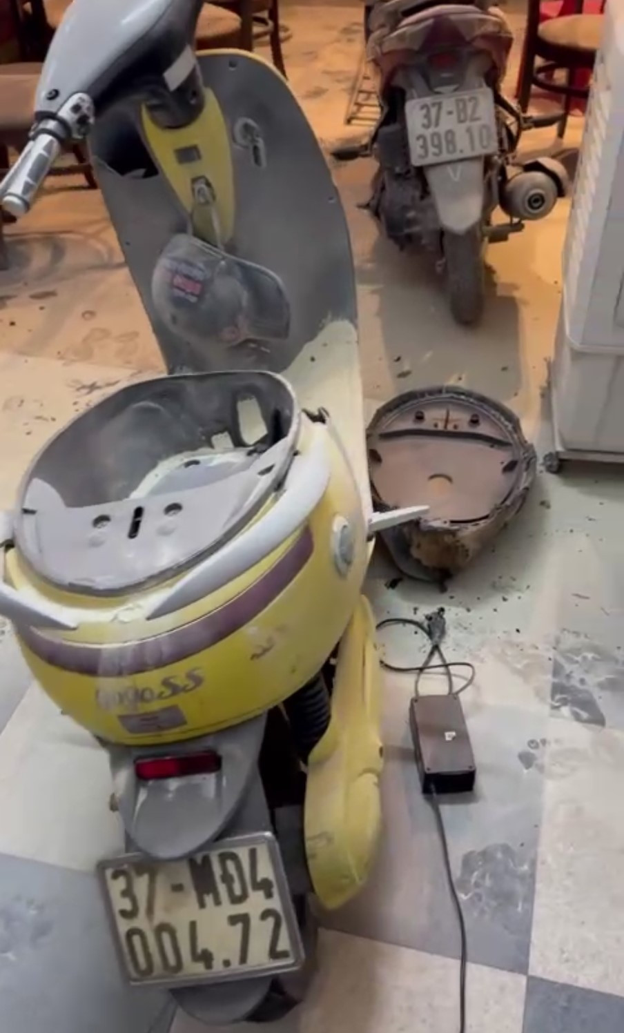 Hình ảnh chiếc xe máy điện hư hỏng nặng sau cháy.