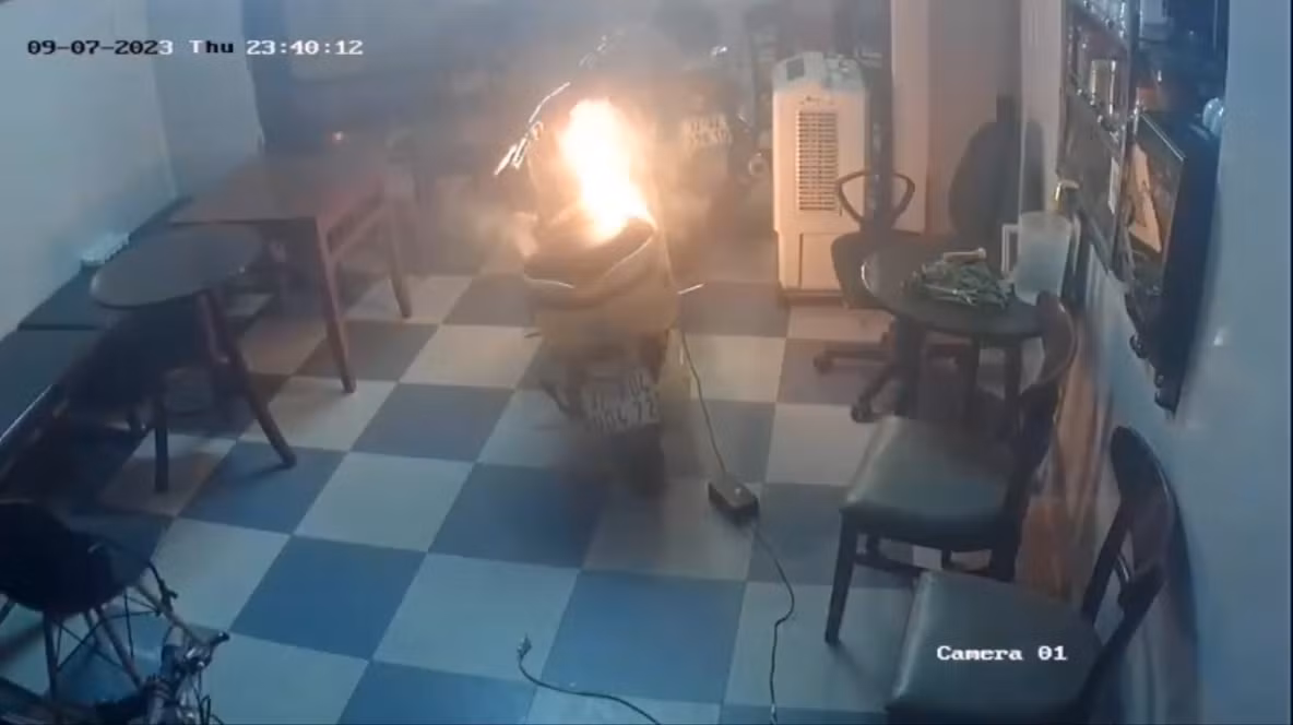 Chiếc xe máy điện đang sạc thì bất ngờ bốc cháy trong đêm. Chiếc xe máy điện đang sạc thì bất ngờ bốc cháy trong đêm.