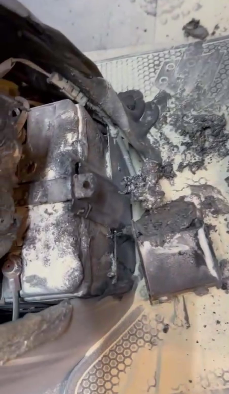 Hình ảnh chiếc xe máy điện hư hỏng nặng sau cháy.