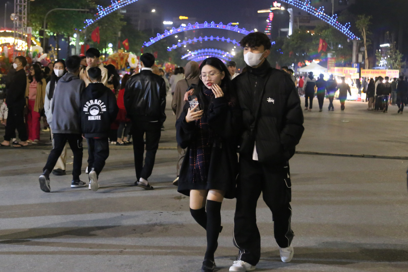 Nhiều bạn trẻ đến Quảng trường Hồ Chí Minh đón năm mới. Nhiều bạn trẻ đến Quảng trường Hồ Chí Minh đón năm mới.